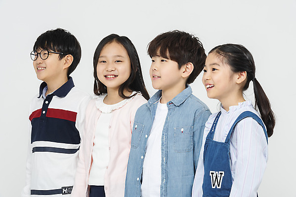 포토 JPG 스튜디오촬영 학생 응시 여학생 여자 교육 남자 초등학생 어린이 남학생 학교 모션 실내 초등교육 서기 미소 웃음 누끼 사람 여러명 상반신 옆모습 10대 친구 십대라이프스타일 한국인 흰배경 학원 어린이만 국내포토 라이프스타일 시선 뷰포인트 다수 백그라운드 관계 청소년 표정 동양인 내부 흰색 파일형식