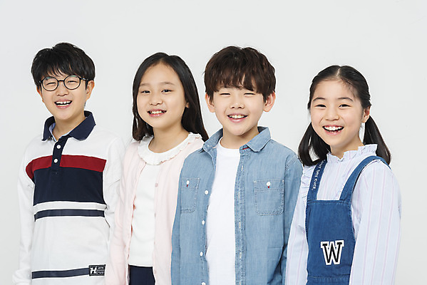 포토 JPG 스튜디오촬영 학생 여학생 여자 교육 남자 초등학생 어린이 남학생 학교 모션 실내 밝음 초등교육 서기 미소 웃음 누끼 사람 여러명 상반신 앞모습 옆모습 10대 친구 십대라이프스타일 한국인 흰배경 학원 어린이만 국내포토 라이프스타일 뷰포인트 다수 백그라운드 관계 청소년 표정 동양인 내부 흰색 파일형식