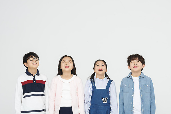 포토 JPG 스튜디오촬영 학생 응시 여학생 여자 교육 남자 초등학생 어린이 남학생 학교 모션 실내 초등교육 서기 미소 누끼 사람 여러명 상반신 앞모습 10대 친구 십대라이프스타일 한국인 올려보기 흰배경 학원 어린이만 국내포토 라이프스타일 시선 뷰포인트 다수 백그라운드 관계 청소년 표정 동양인 내부 흰색 파일형식