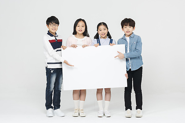 포토 JPG 스튜디오촬영 전신 학생 배너 응시 여학생 여자 교육 남자 초등학생 어린이 남학생 학교 모션 안내 사각프레임 실내 초등교육 설명 서기 미소 들기 누끼 사람 손짓 여러명 앞모습 10대 친구 십대라이프스타일 한국인 가리킴 흰배경 학원 어린이만 국내포토 라이프스타일 시선 뷰포인트 다수 백그라운드 관계 청소년 프레임 표정 동양인 내부 사각형 흰색 파일형식