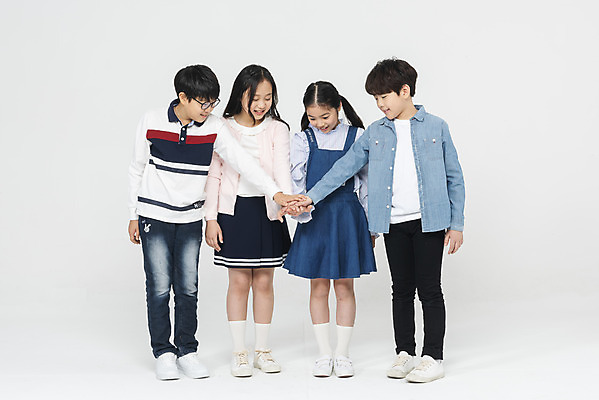 포토 JPG 스튜디오촬영 전신 학생 응시 여학생 여자 교육 남자 초등학생 어린이 남학생 학교 모션 협력 실내 초등교육 서기 미소 누끼 사람 여러명 앞모습 10대 친구 십대라이프스타일 파이팅 한국인 즐거움 흰배경 학원 손모으기 어린이만 국내포토 라이프스타일 시선 감정 뷰포인트 다수 백그라운드 관계 청소년 표정 동양인 손짓 내부 흰색 파일형식