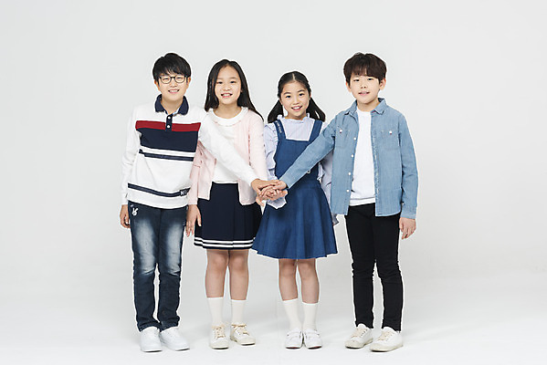 포토 JPG 스튜디오촬영 전신 학생 응시 여학생 여자 교육 남자 초등학생 어린이 남학생 학교 모션 협력 실내 초등교육 서기 미소 누끼 사람 여러명 앞모습 10대 친구 십대라이프스타일 파이팅 한국인 흰배경 학원 손모으기 어린이만 국내포토 라이프스타일 시선 뷰포인트 다수 백그라운드 관계 청소년 표정 동양인 손짓 내부 흰색 파일형식