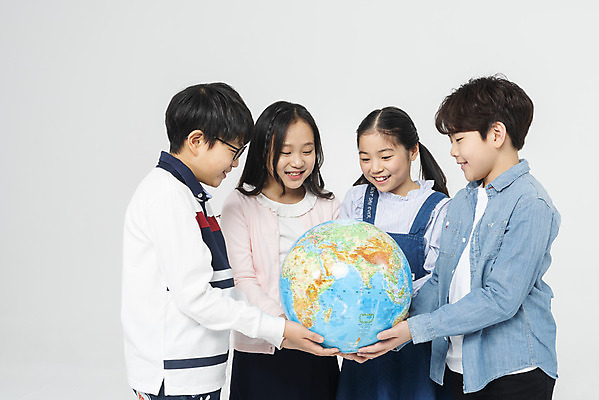 포토 JPG 스튜디오촬영 학생 응시 여학생 여자 교육 남자 초등학생 어린이 남학생 학교 모션 실내 초등교육 미소 들기 누끼 사람 여러명 상반신 앞모습 옆모습 10대 친구 글로벌 지구본 십대라이프스타일 한국인 흰배경 학원 어린이만 국내포토 라이프스타일 시선 뷰포인트 다수 백그라운드 관계 청소년 표정 동양인 내부 흰색 파일형식