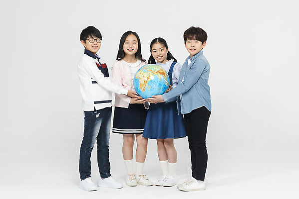 포토 JPG 스튜디오촬영 전신 학생 응시 여학생 여자 교육 남자 초등학생 어린이 남학생 학교 모션 실내 초등교육 서기 미소 들기 누끼 사람 여러명 앞모습 옆모습 10대 친구 글로벌 지구본 십대라이프스타일 한국인 흰배경 학원 어린이만 국내포토 라이프스타일 시선 뷰포인트 다수 백그라운드 관계 청소년 표정 동양인 내부 흰색 파일형식