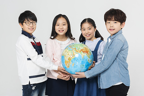 포토 JPG 스튜디오촬영 학생 응시 여학생 여자 교육 남자 초등학생 어린이 남학생 학교 모션 실내 초등교육 서기 미소 들기 누끼 사람 여러명 상반신 앞모습 옆모습 10대 친구 글로벌 지구본 십대라이프스타일 한국인 흰배경 학원 어린이만 국내포토 라이프스타일 시선 뷰포인트 다수 백그라운드 관계 청소년 표정 동양인 내부 흰색 파일형식