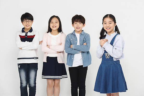 포토 JPG 스튜디오촬영 학생 응시 여학생 여자 교육 남자 초등학생 어린이 남학생 학교 모션 실내 초등교육 서기 미소 누끼 사람 여러명 상반신 앞모습 옆모습 10대 친구 팔짱 십대라이프스타일 한국인 흰배경 학원 손모으기 어린이만 국내포토 라이프스타일 시선 뷰포인트 다수 백그라운드 관계 청소년 표정 동양인 손짓 내부 흰색 파일형식