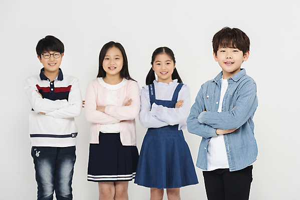 포토 JPG 스튜디오촬영 학생 응시 여학생 여자 교육 남자 초등학생 어린이 남학생 학교 모션 실내 초등교육 서기 미소 누끼 사람 여러명 상반신 앞모습 옆모습 10대 친구 팔짱 십대라이프스타일 한국인 흰배경 학원 어린이만 국내포토 라이프스타일 시선 뷰포인트 다수 백그라운드 관계 청소년 표정 동양인 내부 흰색 파일형식