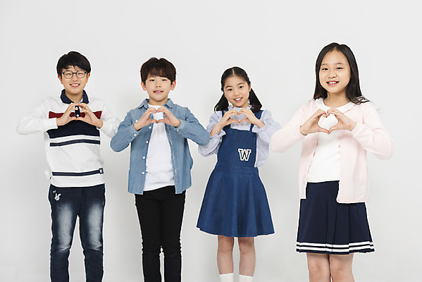 포토 JPG 스튜디오촬영 학생 응시 여학생 여자 교육 남자 초등학생 어린이 남학생 학교 모션 실내 초등교육 서기 미소 누끼 사람 여러명 상반신 앞모습 10대 친구 십대라이프스타일 한국인 흰배경 학원 손하트 어린이만 국내포토 라이프스타일 시선 뷰포인트 다수 백그라운드 관계 청소년 표정 동양인 손짓 내부 흰색 파일형식