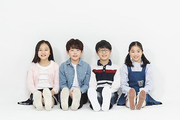 포토 JPG 스튜디오촬영 전신 학생 응시 여학생 여자 교육 남자 초등학생 어린이 남학생 학교 모션 실내 초등교육 미소 누끼 사람 앉기 여러명 앞모습 10대 친구 십대라이프스타일 한국인 흰배경 발바닥 학원 어린이만 국내포토 라이프스타일 시선 뷰포인트 다수 백그라운드 관계 발 청소년 표정 동양인 내부 흰색 파일형식