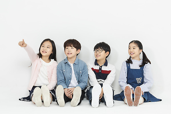 포토 JPG 스튜디오촬영 전신 학생 응시 여학생 여자 교육 남자 초등학생 어린이 남학생 손가락 학교 모션 실내 초등교육 미소 누끼 사람 앉기 여러명 앞모습 10대 친구 십대라이프스타일 한국인 가리킴 흰배경 학원 어린이만 국내포토 라이프스타일 손 시선 뷰포인트 다수 백그라운드 관계 청소년 표정 동양인 손짓 내부 흰색 파일형식