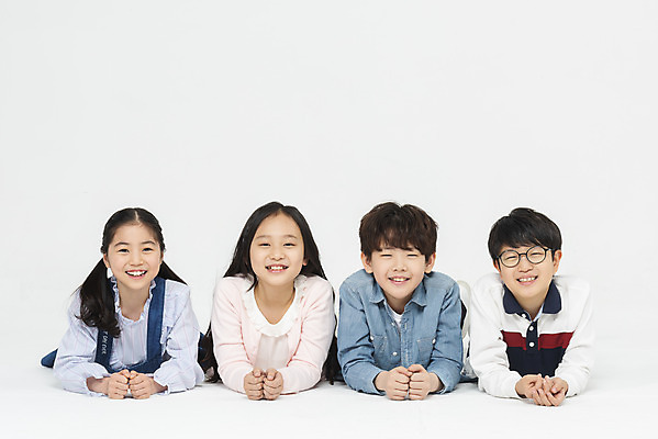 포토 JPG 스튜디오촬영 학생 응시 여학생 여자 교육 남자 초등학생 어린이 남학생 엎드리기 학교 모션 실내 초등교육 미소 누끼 사람 여러명 상반신 앞모습 10대 친구 십대라이프스타일 한국인 즐거움 흰배경 학원 어린이만 국내포토 라이프스타일 시선 감정 뷰포인트 다수 백그라운드 관계 청소년 표정 동양인 내부 흰색 파일형식