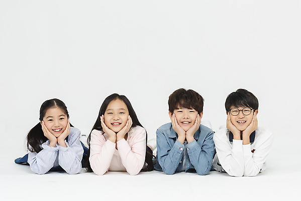 포토 JPG 스튜디오촬영 학생 응시 여학생 여자 교육 남자 초등학생 어린이 남학생 엎드리기 학교 모션 실내 초등교육 미소 누끼 사람 여러명 상반신 앞모습 10대 친구 십대라이프스타일 턱괴기 한국인 흰배경 학원 어린이만 국내포토 라이프스타일 시선 뷰포인트 다수 백그라운드 관계 청소년 표정 동양인 내부 흰색 파일형식