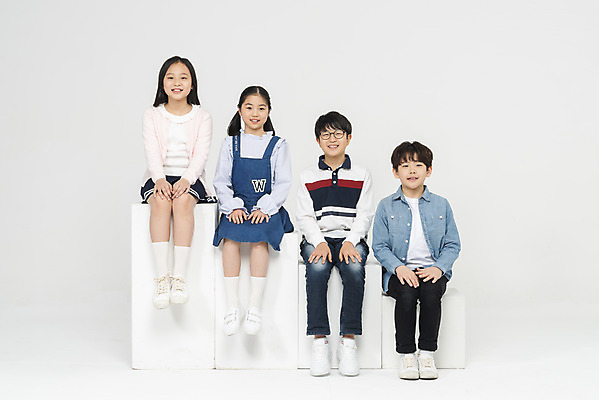 포토 JPG 스튜디오촬영 전신 학생 응시 여학생 여자 교육 남자 초등학생 어린이 남학생 학교 모션 실내 초등교육 미소 누끼 사람 앉기 여러명 앞모습 10대 친구 계단 십대라이프스타일 한국인 흰배경 학원 어린이만 국내포토 라이프스타일 시선 뷰포인트 다수 백그라운드 관계 청소년 표정 동양인 내부 흰색 파일형식