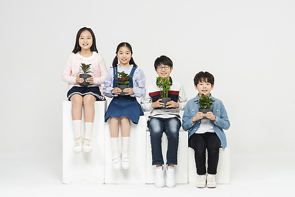 포토 JPG 스튜디오촬영 전신 식물 학생 응시 여학생 여자 교육 남자 화분 초등학생 어린이 남학생 학교 모션 실내 초등교육 미소 들기 누끼 사람 앉기 여러명 앞모습 10대 친구 계단 자연보호 십대라이프스타일 그린캠페인 한국인 식목일 흰배경 학원 어린이만 국내포토 라이프스타일 시선 기념일 캠페인 뷰포인트 다수 백그라운드 관계 청소년 자연 표정 동양인 내부 흰색 보호 파일형식