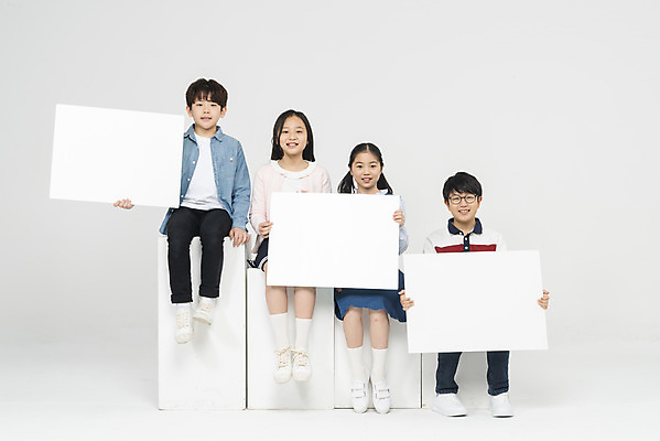 포토 JPG 스튜디오촬영 전신 학생 배너 응시 여학생 여자 교육 남자 초등학생 어린이 남학생 학교 모션 사각프레임 실내 초등교육 미소 들기 누끼 사람 앉기 여러명 앞모습 10대 친구 계단 십대라이프스타일 한국인 흰배경 학원 어린이만 국내포토 라이프스타일 시선 뷰포인트 다수 백그라운드 관계 청소년 프레임 표정 동양인 내부 사각형 흰색 파일형식