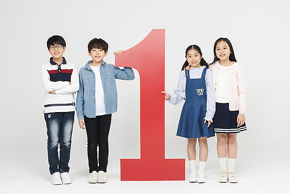 포토 JPG 스튜디오촬영 전신 1 학생 응시 여학생 여자 교육 남자 초등학생 어린이 남학생 학교 모션 실내 초등교육 서기 미소 누끼 사람 여러명 앞모습 10대 친구 숫자 팔짱 십대라이프스타일 경쟁 한국인 우승 흰배경 학원 어린이만 국내포토 문자 라이프스타일 시선 뷰포인트 다수 백그라운드 컨셉 관계 청소년 표정 동양인 내부 흰색 최고 파일형식
