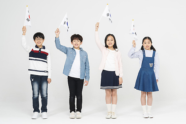 포토 JPG 스튜디오촬영 전신 학생 여학생 여자 교육 남자 초등학생 어린이 남학생 학교 모션 한국 실내 초등교육 서기 미소 들기 누끼 사람 여러명 앞모습 10대 친구 십대라이프스타일 한국인 깃발 태극기 삼일절 흰배경 학원 애국심 광복절 어린이만 국내포토 라이프스타일 아시아 뷰포인트 다수 백그라운드 관계 청소년 표정 동양인 내부 공휴일 흰색 국기 국경일 파일형식