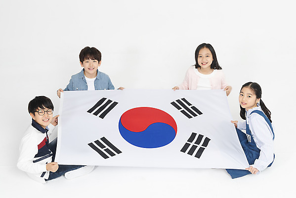 포토 JPG 스튜디오촬영 전신 학생 응시 여학생 여자 교육 남자 초등학생 어린이 남학생 학교 모션 협력 한국 실내 초등교육 미소 들기 누끼 사람 앉기 여러명 앞모습 옆모습 10대 친구 하이앵글 십대라이프스타일 한국인 깃발 태극기 삼일절 흰배경 학원 애국심 광복절 어린이만 국내포토 라이프스타일 시선 아시아 뷰포인트 다수 백그라운드 관계 청소년 표정 동양인 내부 공휴일 흰색 국기 국경일 파일형식
