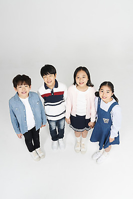 포토 JPG 스튜디오촬영 전신 학생 응시 여학생 여자 교육 남자 초등학생 어린이 남학생 학교 모션 실내 초등교육 서기 미소 누끼 사람 여러명 앞모습 10대 친구 하이앵글 손잡기 십대라이프스타일 한국인 올려보기 흰배경 학원 어린이만 국내포토 라이프스타일 시선 뷰포인트 다수 백그라운드 관계 청소년 표정 동양인 내부 흰색 파일형식