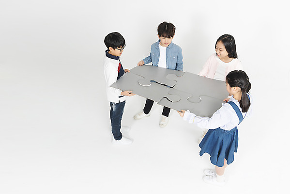포토 JPG 스튜디오촬영 전신 학생 응시 여학생 여자 교육 남자 초등학생 어린이 남학생 학교 모션 놀이 협력 실내 초등교육 서기 미소 들기 누끼 사람 여러명 앞모습 옆모습 10대 친구 하이앵글 십대라이프스타일 한국인 퍼즐 흰배경 학원 조각맞추기 어린이만 국내포토 라이프스타일 시선 뷰포인트 다수 백그라운드 관계 청소년 표정 동양인 내부 흰색 맞추기 파일형식