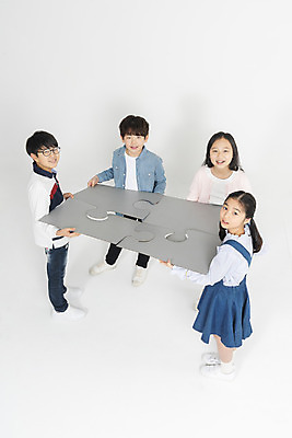 포토 JPG 스튜디오촬영 전신 학생 여학생 여자 교육 남자 초등학생 어린이 남학생 학교 모션 놀이 협력 실내 초등교육 서기 미소 들기 누끼 사람 여러명 앞모습 옆모습 10대 친구 하이앵글 십대라이프스타일 회색 한국인 퍼즐 즐거움 흰배경 학원 조각맞추기 어린이만 국내포토 라이프스타일 감정 뷰포인트 컬러 다수 백그라운드 관계 청소년 표정 동양인 내부 흰색 맞추기 파일형식