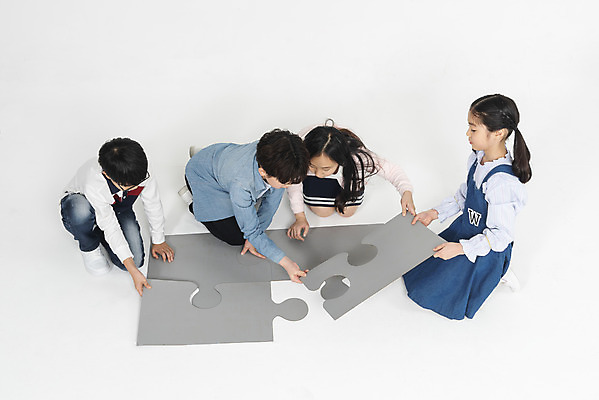 포토 JPG 스튜디오촬영 전신 학생 여학생 여자 교육 남자 초등학생 어린이 남학생 생각 학교 모션 놀이 협력 실내 초등교육 누끼 사람 앉기 여러명 앞모습 옆모습 10대 친구 하이앵글 십대라이프스타일 한국인 퍼즐 즐거움 흰배경 학원 조각맞추기 어린이만 국내포토 라이프스타일 감정 뷰포인트 다수 백그라운드 관계 청소년 동양인 내부 흰색 맞추기 파일형식
