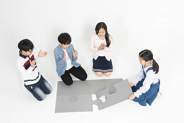 포토 JPG 스튜디오촬영 전신 학생 여학생 여자 교육 남자 초등학생 어린이 남학생 학교 모션 놀이 협력 실내 초등교육 누끼 사람 앉기 여러명 앞모습 옆모습 10대 친구 하이앵글 십대라이프스타일 회색 한국인 퍼즐 박수 즐거움 흰배경 학원 조각맞추기 어린이만 국내포토 라이프스타일 감정 뷰포인트 컬러 다수 백그라운드 관계 청소년 동양인 손짓 내부 흰색 맞추기 파일형식