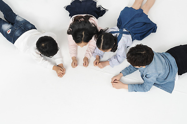 포토 JPG 스튜디오촬영 학생 여학생 여자 교육 남자 초등학생 어린이 남학생 엎드리기 학교 모션 실내 대화 초등교육 누끼 사람 여러명 상반신 10대 친구 하이앵글 십대라이프스타일 한국인 흰배경 학원 어린이만 국내포토 라이프스타일 뷰포인트 다수 백그라운드 관계 청소년 말하기 동양인 내부 흰색 파일형식