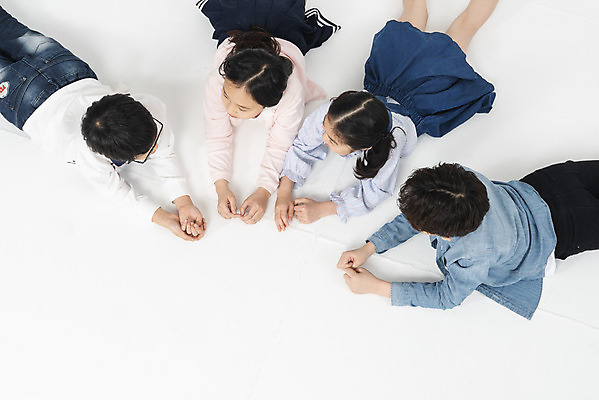 포토 JPG 스튜디오촬영 학생 응시 여학생 여자 교육 남자 초등학생 어린이 남학생 엎드리기 학교 모션 놀이 실내 대화 초등교육 누끼 사람 여러명 상반신 10대 친구 하이앵글 십대라이프스타일 한국인 즐거움 흰배경 학원 어린이만 국내포토 라이프스타일 시선 감정 뷰포인트 다수 백그라운드 관계 청소년 말하기 동양인 내부 흰색 파일형식