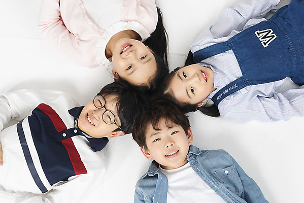 포토 JPG 스튜디오촬영 학생 응시 여학생 여자 교육 남자 초등학생 어린이 남학생 학교 모션 실내 초등교육 미소 누끼 사람 여러명 상반신 앞모습 10대 친구 하이앵글 눕기 십대라이프스타일 한국인 흰배경 학원 어린이만 국내포토 라이프스타일 시선 뷰포인트 다수 백그라운드 관계 청소년 표정 동양인 내부 흰색 파일형식