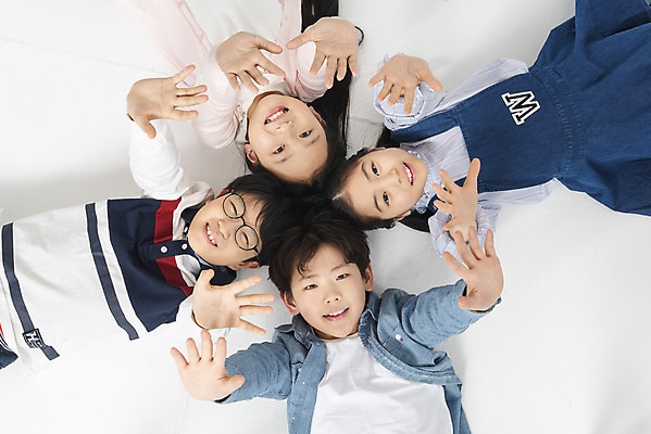 포토 JPG 스튜디오촬영 학생 응시 여학생 여자 교육 남자 초등학생 어린이 남학생 학교 모션 실내 초등교육 미소 누끼 사람 여러명 상반신 앞모습 10대 친구 하이앵글 눕기 손들기 십대라이프스타일 한국인 흰배경 학원 어린이만 국내포토 라이프스타일 시선 뷰포인트 다수 백그라운드 관계 청소년 표정 동양인 내부 흰색 파일형식
