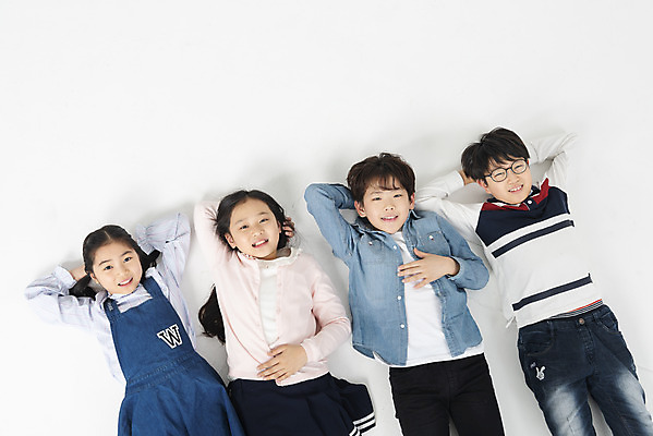 포토 JPG 스튜디오촬영 학생 응시 여학생 여자 교육 남자 초등학생 어린이 남학생 학교 모션 실내 초등교육 미소 누끼 사람 여러명 상반신 앞모습 10대 친구 하이앵글 눕기 십대라이프스타일 한국인 흰배경 학원 팔베개 어린이만 국내포토 라이프스타일 시선 뷰포인트 다수 백그라운드 관계 청소년 표정 동양인 내부 흰색 파일형식