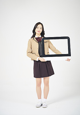 포토 JPG 스튜디오촬영 전신 학생 응시 여학생 여자 교육 교복 청소년 여고생 고등학생 실내 한명 서기 미소 들기 누끼 사람 앞모습 10대 모니터 십대라이프스타일 한국인 흰배경 십대여자한명만 국내포토 1 라이프스타일 시선 옷 뷰포인트 백그라운드 모션 표정 동양인 내부 컴퓨터 흰색 여자한명만 십대여자만 파일형식