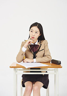 포토 JPG 스튜디오촬영 학생 응시 여학생 여자 교복 생각 교실 청소년 여고생 고등학생 수업 실내 한명 누끼 사람 앉기 상반신 앞모습 10대 연필 십대라이프스타일 시험 한국인 책상 고민 흰배경 시험지 필통 십대여자한명만 국내포토 1 라이프스타일 시선 옷 교육 감정 뷰포인트 가구 백그라운드 학교 모션 학용품 동양인 내부 필기구 흰색 여자한명만 십대여자만 파일형식