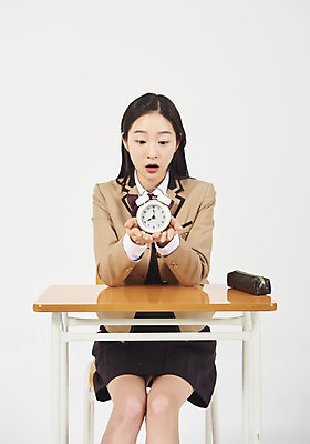 포토 JPG 스튜디오촬영 학생 응시 여학생 여자 교육 교복 의자 교실 청소년 여고생 고등학생 실내 한명 들기 누끼 사람 앉기 상반신 앞모습 10대 십대라이프스타일 놀람 한국인 자명종 책상 흰배경 필통 십대여자한명만 국내포토 1 라이프스타일 시선 옷 감정 뷰포인트 시계 가구 백그라운드 학교 모션 학용품 표정 동양인 내부 알람 흰색 여자한명만 십대여자만 파일형식