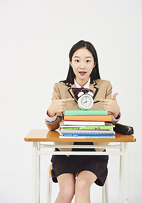 포토 JPG 스튜디오촬영 학생 응시 여학생 여자 교복 시계 교실 청소년 여고생 고등학생 실내 한명 미소 누끼 사람 앉기 상반신 앞모습 10대 책 십대라이프스타일 한국인 자명종 가리킴 책상 교과서 흰배경 문제집 필통 참고서 책더미 십대여자한명만 국내포토 1 라이프스타일 시선 옷 교육 뷰포인트 가구 백그라운드 학교 모션 학용품 교재 표정 동양인 손짓 내부 알람 흰색 무더기 여자한명만 십대여자만 파일형식