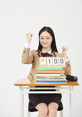 포토 JPG 스튜디오촬영 학생 여학생 여자 교복 교실 청소년 여고생 고등학생 실내 한명 미소 누끼 사람 앉기 상반신 앞모습 10대 책 십대라이프스타일 파이팅 주먹 수능 한국인 달력 책상 교과서 흰배경 문제집 필통 디데이 참고서 책더미 십대여자한명만 안경낌 국내포토 1 라이프스타일 옷 교육 안경 뷰포인트 가구 백그라운드 학교 모션 학용품 교재 표정 동양인 내부 시험 흰색 무더기 여자한명만 십대여자만 파일형식