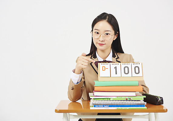 포토 JPG 스튜디오촬영 학생 응시 여학생 여자 교복 안경 교실 청소년 여고생 고등학생 실내 한명 미소 누끼 사람 상반신 앞모습 10대 책 십대라이프스타일 수능 한국인 달력 가리킴 책상 교과서 흰배경 문제집 필통 디데이 책더미 십대여자한명만 안경낌 국내포토 1 라이프스타일 시선 잡화 옷 교육 뷰포인트 가구 백그라운드 학교 학용품 교재 표정 동양인 손짓 내부 시험 흰색 무더기 여자한명만 십대여자만 파일형식