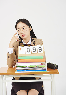 포토 JPG 스튜디오촬영 학생 여학생 여자 교복 생각 교실 청소년 여고생 고등학생 실내 한명 누끼 사람 앉기 상반신 앞모습 10대 책 십대라이프스타일 수능 한국인 달력 책상 고민 교과서 흰배경 문제집 필통 디데이 책더미 십대여자한명만 안경낌 국내포토 1 라이프스타일 옷 교육 감정 안경 뷰포인트 가구 백그라운드 학교 모션 학용품 교재 동양인 내부 시험 흰색 무더기 여자한명만 십대여자만 파일형식