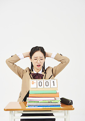 포토 JPG 스튜디오촬영 학생 여학생 여자 교복 교실 청소년 여고생 고등학생 실내 한명 누끼 사람 앉기 상반신 앞모습 10대 책 손들기 십대라이프스타일 수능 한국인 달력 찡그림 책상 고민 교과서 흰배경 문제집 필통 디데이 책더미 십대여자한명만 안경낌 국내포토 1 라이프스타일 옷 교육 감정 안경 뷰포인트 가구 백그라운드 학교 모션 학용품 교재 표정 동양인 내부 시험 흰색 무더기 여자한명만 십대여자만 파일형식
