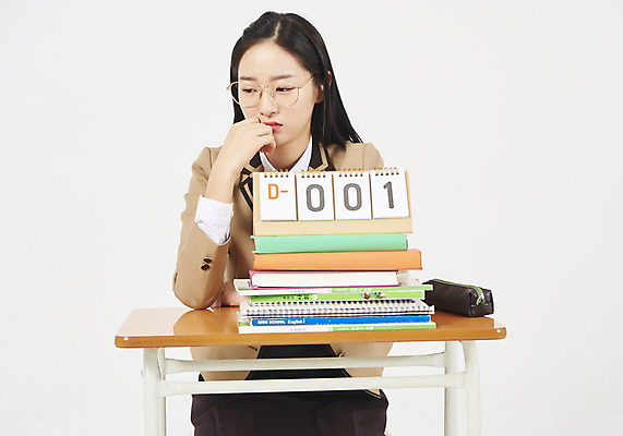 포토 JPG 스튜디오촬영 학생 응시 여학생 여자 교복 교실 청소년 여고생 고등학생 실내 한명 누끼 사람 앉기 상반신 앞모습 10대 책 십대라이프스타일 턱괴기 수능 한국인 달력 찡그림 책상 고민 교과서 흰배경 문제집 필통 디데이 책더미 십대여자한명만 안경낌 국내포토 1 라이프스타일 시선 옷 교육 감정 안경 뷰포인트 가구 백그라운드 학교 모션 학용품 교재 표정 동양인 내부 시험 흰색 무더기 여자한명만 십대여자만 파일형식