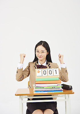 포토 JPG 스튜디오촬영 학생 응시 여학생 여자 교복 교실 청소년 여고생 고등학생 실내 한명 미소 누끼 사람 앉기 상반신 앞모습 10대 책 십대라이프스타일 파이팅 주먹 수능 한국인 달력 책상 교과서 흰배경 문제집 필통 디데이 책더미 십대여자한명만 안경낌 국내포토 1 라이프스타일 시선 옷 교육 안경 뷰포인트 가구 백그라운드 학교 모션 학용품 교재 표정 동양인 내부 시험 흰색 무더기 여자한명만 십대여자만 파일형식