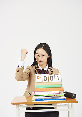 포토 JPG 스튜디오촬영 학생 여학생 여자 교복 교실 청소년 여고생 고등학생 실내 한명 누끼 사람 앉기 상반신 앞모습 10대 책 십대라이프스타일 파이팅 주먹 수능 한국인 달력 책상 교과서 흰배경 문제집 필통 디데이 책더미 십대여자한명만 안경낌 국내포토 1 라이프스타일 옷 교육 안경 뷰포인트 가구 백그라운드 학교 모션 학용품 교재 동양인 내부 시험 흰색 무더기 여자한명만 십대여자만 파일형식