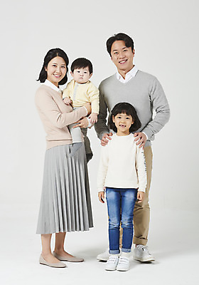 포토 JPG 스튜디오촬영 전신 여자 남자 딸 아들 어린이 가족 안기 엄마 실내 서기 미소 누끼 여러명 성인 앞모습 옆모습 30대 부모 화목 한국인 자녀 아기 가족라이프 아빠 핵가족 흰배경 국내포토 라이프스타일 뷰포인트 다수 백그라운드 컨셉 관계 모션 표정 사람 동양인 내부 장년 흰색 파일형식