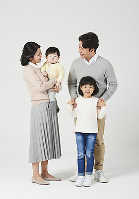 포토 JPG 스튜디오촬영 전신 응시 여자 남자 딸 아들 어린이 가족 안기 엄마 실내 서기 미소 누끼 여러명 성인 앞모습 옆모습 30대 부모 화목 한국인 자녀 아기 가족라이프 아빠 핵가족 흰배경 국내포토 라이프스타일 시선 뷰포인트 다수 백그라운드 컨셉 관계 모션 표정 사람 동양인 내부 장년 흰색 파일형식