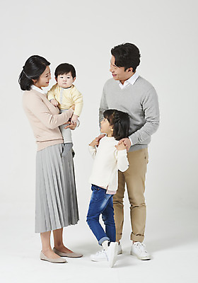 포토 JPG 스튜디오촬영 전신 응시 여자 남자 딸 아들 어린이 가족 안기 엄마 실내 서기 미소 누끼 여러명 성인 앞모습 옆모습 30대 부모 화목 한국인 자녀 아기 가족라이프 아빠 핵가족 흰배경 국내포토 라이프스타일 시선 뷰포인트 다수 백그라운드 컨셉 관계 모션 표정 사람 동양인 내부 장년 흰색 파일형식