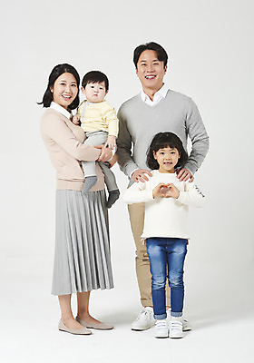 포토 JPG 스튜디오촬영 전신 여자 남자 딸 아들 어린이 가족 안기 엄마 실내 서기 미소 누끼 여러명 성인 앞모습 옆모습 30대 부모 화목 한국인 자녀 아기 가족라이프 아빠 핵가족 흰배경 손하트 어깨에손 국내포토 라이프스타일 뷰포인트 다수 백그라운드 컨셉 관계 모션 표정 사람 동양인 손짓 내부 장년 흰색 파일형식