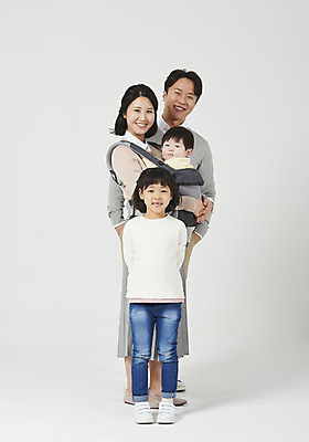 포토 JPG 스튜디오촬영 전신 여자 남자 딸 아들 어린이 가족 안기 엄마 실내 서기 미소 누끼 여러명 성인 앞모습 옆모습 30대 부모 화목 한국인 자녀 아기 가족라이프 아빠 핵가족 흰배경 아기띠 국내포토 라이프스타일 뷰포인트 다수 백그라운드 컨셉 관계 모션 표정 사람 동양인 내부 장년 아기용품 흰색 파일형식