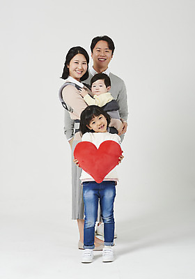 포토 JPG 스튜디오촬영 전신 여자 남자 딸 아들 어린이 가족 안기 엄마 실내 사랑 서기 미소 들기 누끼 여러명 성인 앞모습 옆모습 30대 부모 화목 한국인 자녀 아기 가족라이프 아빠 핵가족 흰배경 하트쿠션 아기띠 국내포토 라이프스타일 감정 뷰포인트 다수 백그라운드 컨셉 쿠션 관계 모션 표정 사람 동양인 내부 장년 아기용품 흰색 하트 파일형식