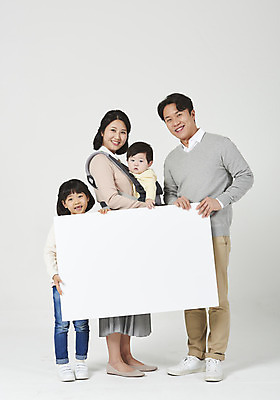 포토 JPG 스튜디오촬영 전신 배너 여자 남자 딸 아들 어린이 가족 안기 엄마 사각프레임 실내 서기 미소 들기 누끼 여러명 성인 앞모습 옆모습 30대 부모 화목 한국인 자녀 아기 가족라이프 아빠 핵가족 흰배경 아기띠 국내포토 라이프스타일 뷰포인트 다수 백그라운드 컨셉 관계 모션 프레임 표정 사람 동양인 내부 장년 사각형 아기용품 흰색 파일형식
